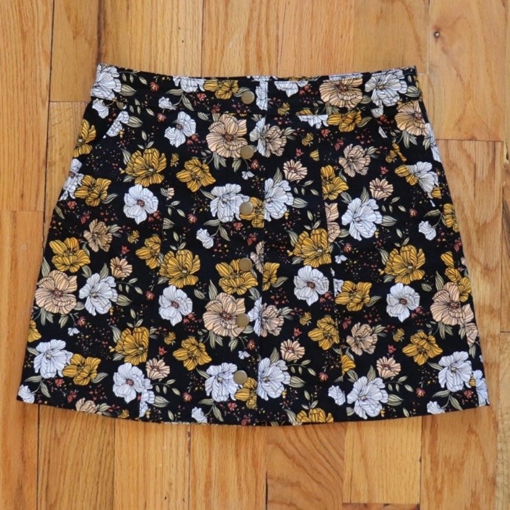 FOREVER 21 BUTTON FRONT BLACK MINI SKIRT - SIZE 26